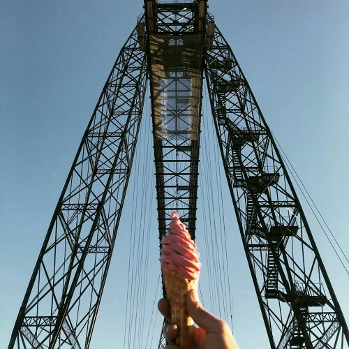 Jeu graphique d'une glace centrée au tablier du pont transbordeur