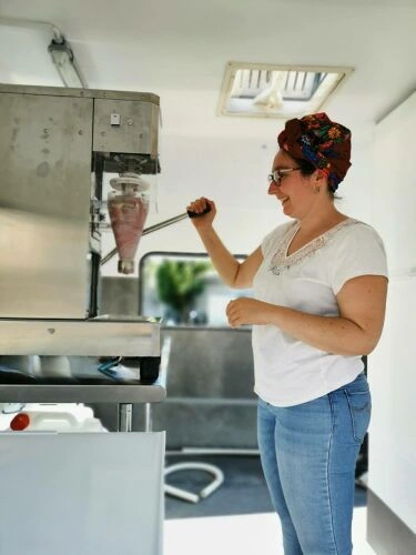 Artisan de profil realisant une glace