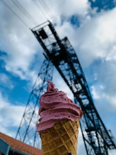 Point de vu d'une glace prise sur un fond flouté du pont transbordeur