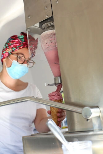 Photo de profil de la machine en train de concevoir une glace