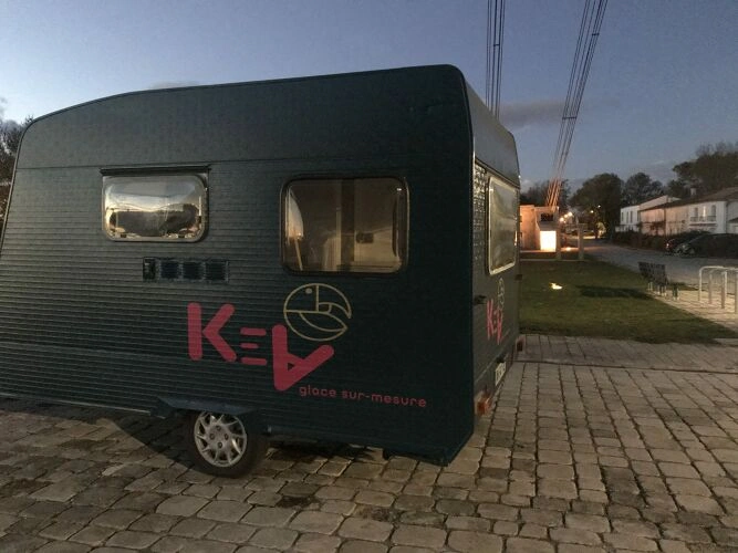 IceTruck de nuit sous fond de massif d'encrage lumineux